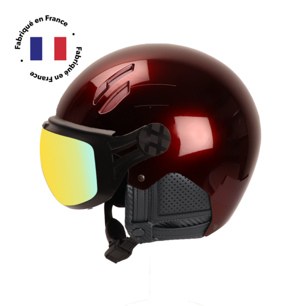 Le casque de ski Major Infinit de Diezz Sport présente un design élégant et moderne, disponible en bleu profond. Ce casque de fabrication française offre une protection optimale pour les skieurs, avec une coque extérieure robuste et un rembourrage intérieur confortable. Sa forme aérodynamique est conçue pour réduire la résistance à l'air tout en assurant une excellente couverture de la tête. Le casque est équipé d'un système de ventilation ajustable pour réguler la température et l'humidité. Il dispose probablement d'un système de fixation sécurisé avec une mentonnière rembourrée pour un ajustement parfait. Le Major Infinit intègre vraisemblablement des caractéristiques de sécurité avancées, telles qu'un système d'absorption des chocs et une compatibilité avec les masques de ski. Son design épuré et sa couleur bleu profond lui confèrent un aspect à la fois sportif et élégant, adapté aux pistes de ski comme aux moments de détente en station.